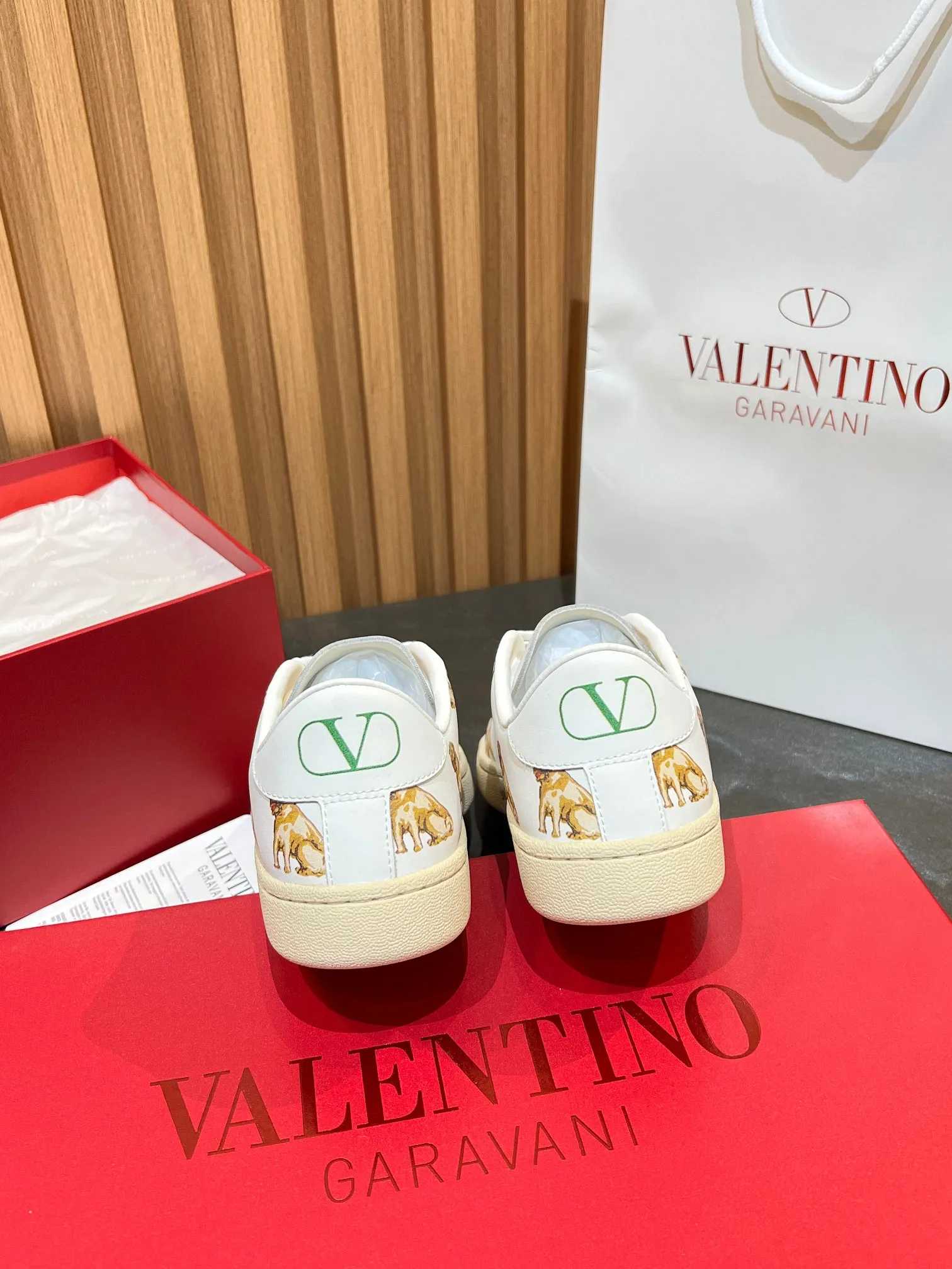 [Valentino] P: 640💰 Couple style, size: women 35-40▪️men 39-44 (45. Customized) Valentino VLTN casual shoes 2025 latest moral training shoes I can't put it down. Seiko details of cowhide sneakers, retro fashion, simple and advanced, casual matching. 1:1 restoration! Top luxury masterpiece, lace-up design, soft and comfortable imported calfskin brings excellent and elegant texture and excellent foot comfort. Top purchasing version upper: imported calfskin surface/original oil edge process + printing process. Inner lining: water-dyed cowhide lining. Outsole: original development 𝐓𝐏𝐔 two-color combination outsole. Packaging: full package with original configuration.